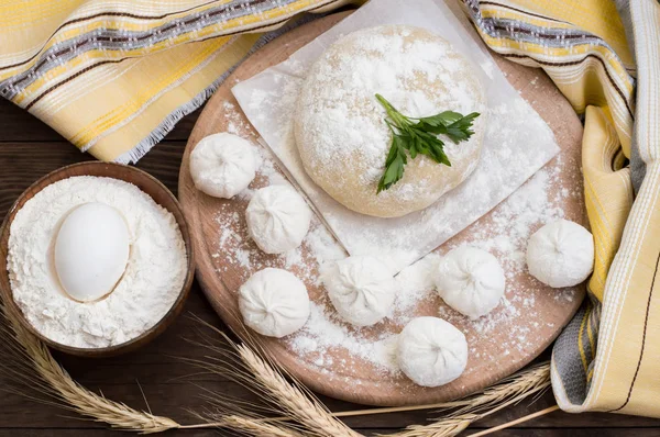 Raw khinkali v kuchyni. Proces přípravy hinkaley. Closeup. Pohled shora — Stock fotografie