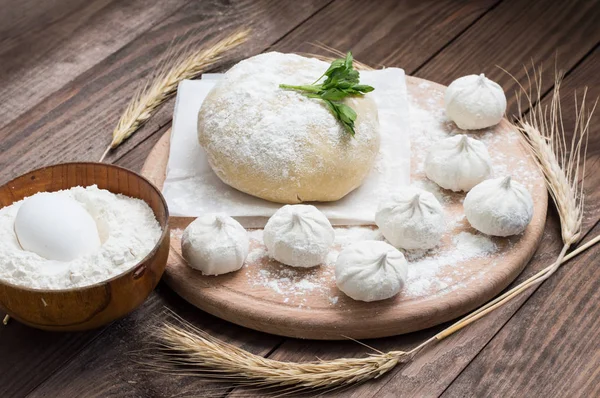 Ham Hıngel mutfakta. Hinkaley hazırlama süreci. Portre. Üstten Görünüm