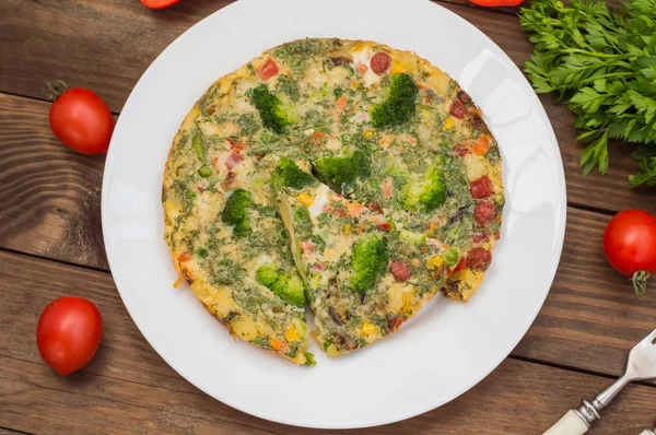 Spaanse tortilla op een witte plaat. Restaurant de levering. Houten rustieke tafel. Bovenaanzicht — Stockfoto