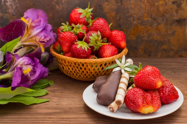 꽃 배경 초콜릿 딸기입니다. 나무 테이블입니다. 클로즈업 — 스톡 사진