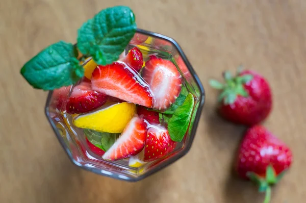 Limonata fresca con fragole, menta e ghiaccio su un tavolo di legno. Vista dall'alto. Primo piano — Foto Stock