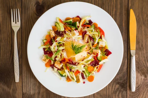 Vegetarischer Salat mit Gemüse und Käsechips. Holztisch. Ansicht von oben. Nahaufnahme — Stockfoto