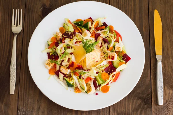 Vegetarische Salade met groenten en kaas chips. Houten tafel. Bovenaanzicht. Close-up — Stockfoto