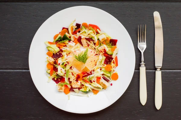 Insalata vegetariana con verdure e patatine al formaggio. Tavolo in legno. Vista dall'alto. Primo piano — Foto Stock