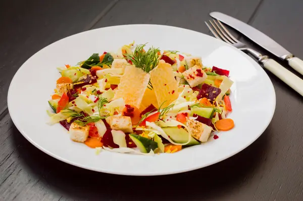 Salad vegetarian dengan sayuran dan keripik keju. Meja kayu. Close-up — Stok Foto