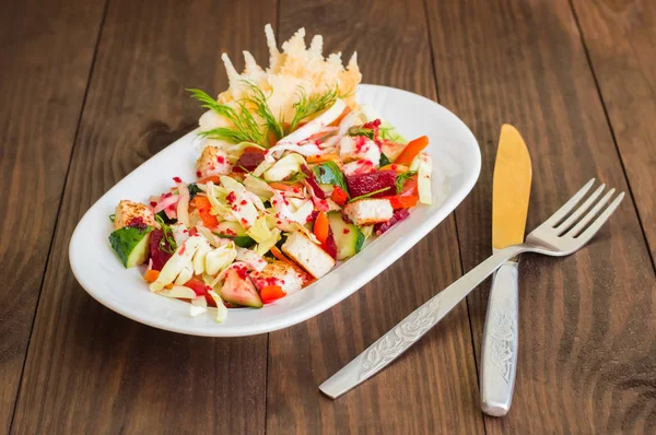 Salad vegetarian dengan sayuran dan keripik keju. Meja kayu. Close-up — Stok Foto