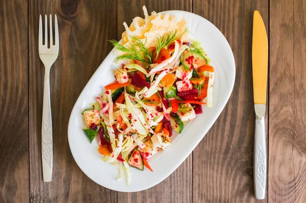 Vegetáriánus saláta zöldség, sajt chips. Fából készült asztal. Felülnézet. Közeli kép: — Stock Fotó