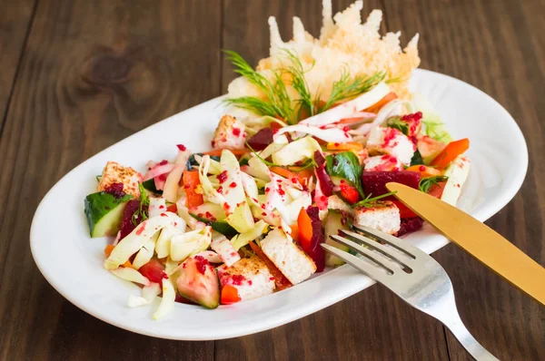 Salată vegetariană cu legume și prăjituri cu brânză. Masa din lemn. Close-up — Fotografie, imagine de stoc