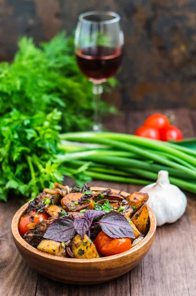 Carne arrosto con patate, ojaxuri, caldo in georgiano e vino rosso su una tavola di legno. Vista dall'alto. Primo piano — Foto Stock