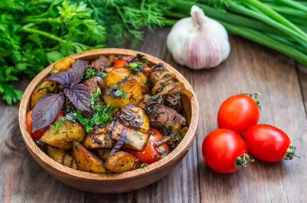 Viande rôtie avec pommes de terre, ojaxuri, chaud en géorgien et vin rouge sur une table en bois. Vue de dessus. Gros plan — Photo
