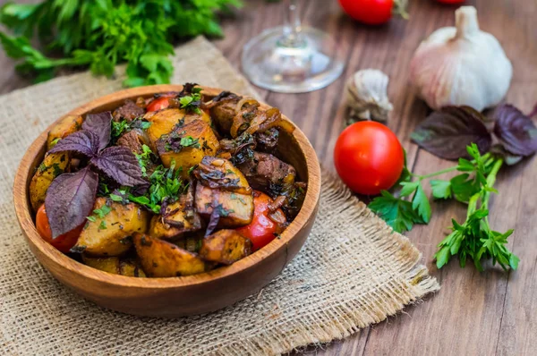 Viande rôtie avec pommes de terre, ojaxuri, chaud en géorgien et vin rouge sur une table en bois. Vue de dessus. Gros plan — Photo