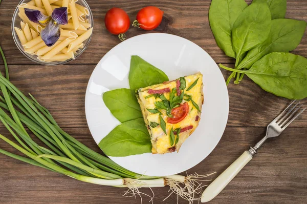 Frittata in italiano su un tavolo di legno. Vista dall'alto. Primo piano — Foto Stock