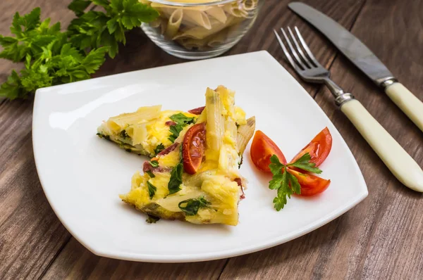 Frittata olasz egy fából készült asztal. Felülnézet. Közeli kép: — Stock Fotó