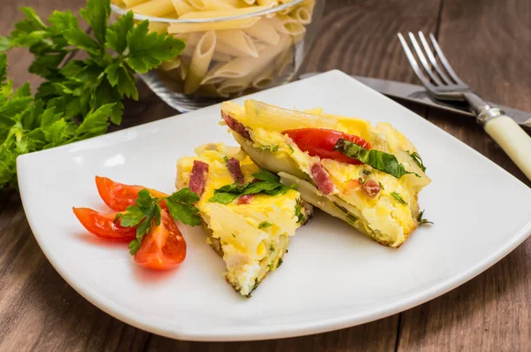 Frittata en italiano sobre una mesa de madera. Vista superior. Primer plano —  Fotos de Stock