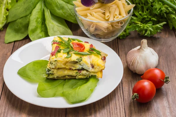 Frittata em italiano em uma mesa de madeira. Vista superior. Close-up — Fotografia de Stock