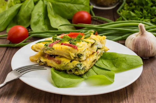 Ahşap bir masa üzerinde Frittata İtalyanca. Üstten Görünüm. Yakın çekim