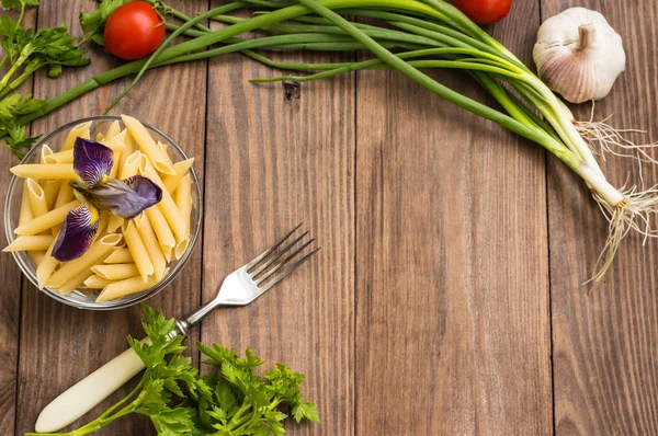 Nastavte zeleniny pro italské těstoviny na dřevěné pozadí, pohled shora — Stock fotografie