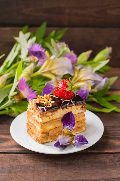 O felie de tort proaspătă pe o masă de lemn. Privire de sus. Close-up — Fotografie, imagine de stoc