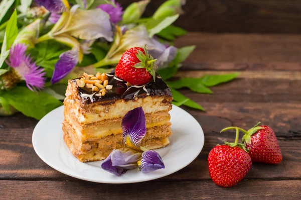 Potongan kue krim segar di atas meja kayu. Pemandangan bagus. Close-up — Stok Foto