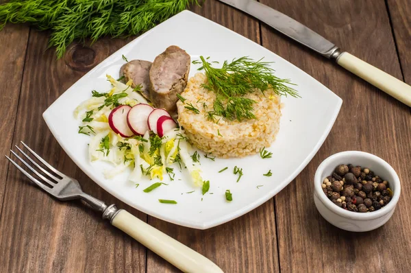 Mingau de arroz com salsicha caseira e rabanete de salada. Mesa de madeira. Vista superior. Close-up — Fotografia de Stock