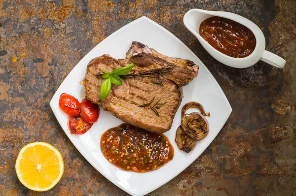 Seltenes Rindersteak medium gegrillt mit Barbecue-Sauce. alter Tisch. Ansicht von oben — Stockfoto