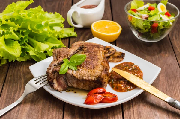 Sällsynt nötkött biff medium grillad med barbecuesås. Träbord. Ovanifrån — Stockfoto