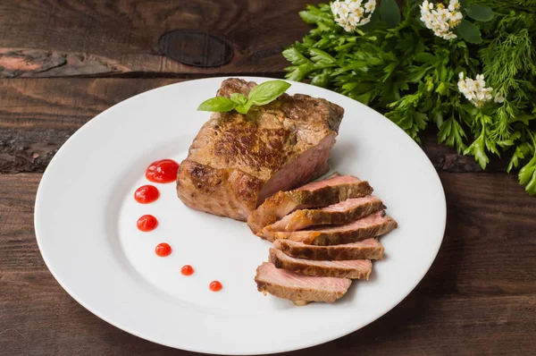 Sällsynt nötkött biff medium grillad med barbecuesås. Träbord. Ovanifrån. Närbild — Stockfoto