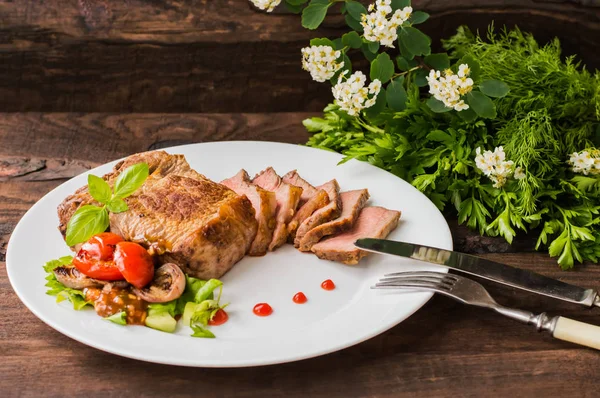 Sällsynt nötkött biff medium grillad med barbecuesås. Träbord. Ovanifrån. Närbild — Stockfoto