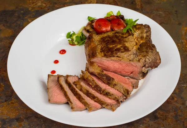 Sällsynt nötkött biff medium grillad med barbecuesås. Träbord. Ovanifrån. Närbild — Stockfoto