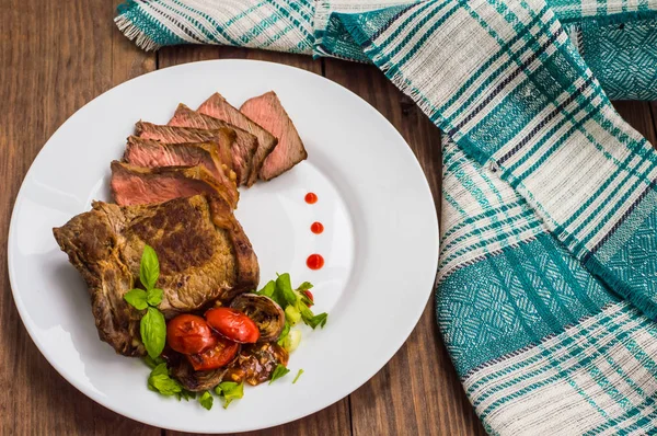 Bife Rare médio grelhado com molho de churrasco. Mesa de madeira. Vista superior. Close-up — Fotografia de Stock