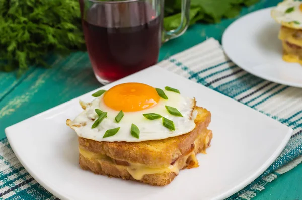 Croque-Мадам, французький бутерброд з зеленню і ягідний сік для сніданку. Дерев'яний стіл. Вид зверху. Закри — стокове фото