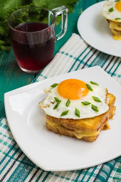 Croque Madame, Yeşiller ve kahvaltıda meyve suyu ile Fransız bir sandviç. Ahşap masa. Üstten Görünüm. Yakın çekim — Stok fotoğraf