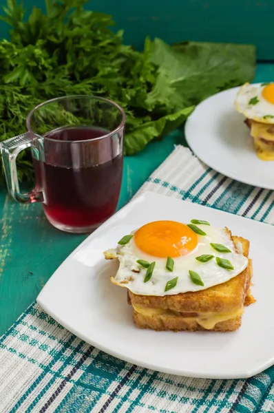 Croque-Madame, en fransk smörgås med gröna och berry juice till frukost. Träbord. Ovanifrån. Närbild — Stockfoto