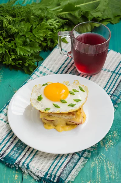 Croque-Madame, un sandwich français aux légumes verts et jus de baies pour le petit déjeuner. Table en bois. Vue de dessus. Gros plan — Photo