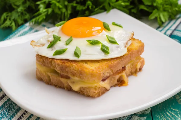 Croque Madame, Yeşiller ve kahvaltıda meyve suyu ile Fransız bir sandviç. Ahşap masa. Üstten Görünüm. Yakın çekim — Stok fotoğraf