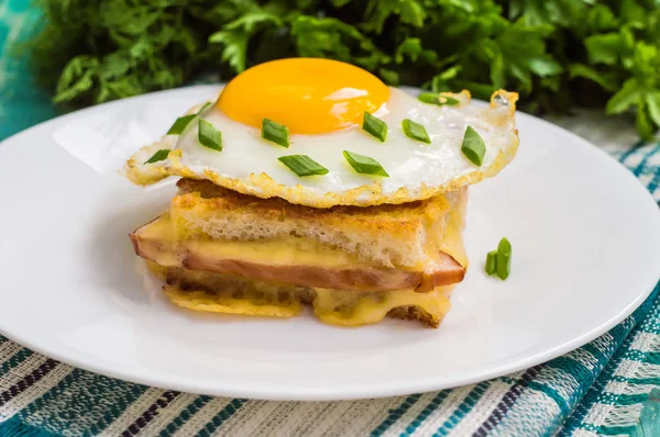 Croque Madame, Yeşiller ve kahvaltıda meyve suyu ile Fransız bir sandviç. Ahşap masa. Üstten Görünüm. Yakın çekim — Stok fotoğraf