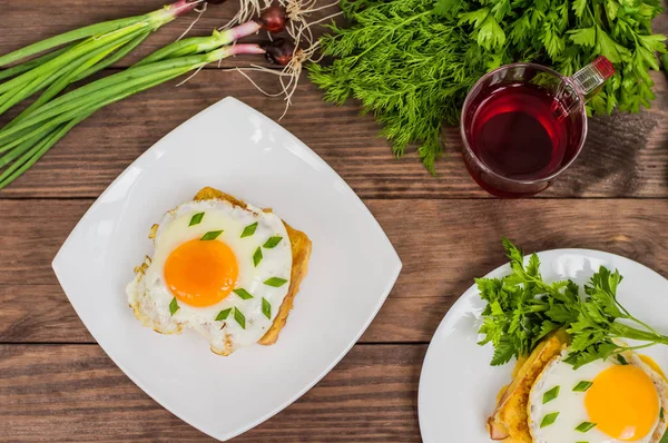 Croque Madame, Yeşiller ve kahvaltıda meyve suyu ile Fransız bir sandviç. Ahşap masa. Üstten Görünüm. Yakın çekim — Stok fotoğraf