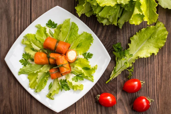 Rollen bak wortelen, roomkaas, knoflook en mayonaise. de achtergrond van het hout. Close-up — Stockfoto