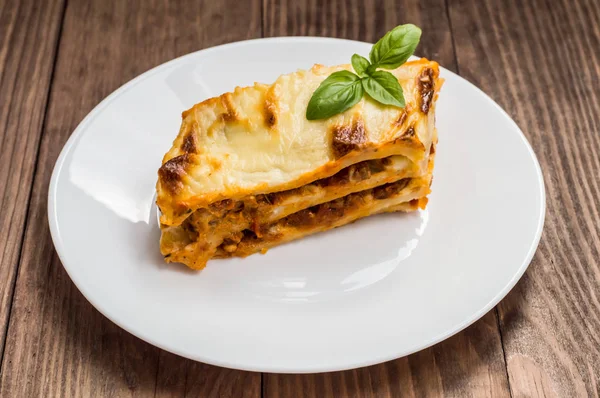 Lasagne, cucina tradizionale italiana su fondo ligneo — Foto Stock