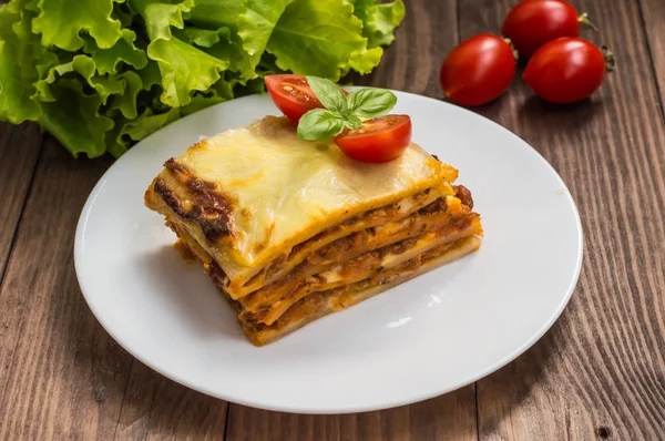 Lasagne, traditionell italiensk mat på en trä bakgrund — Stockfoto