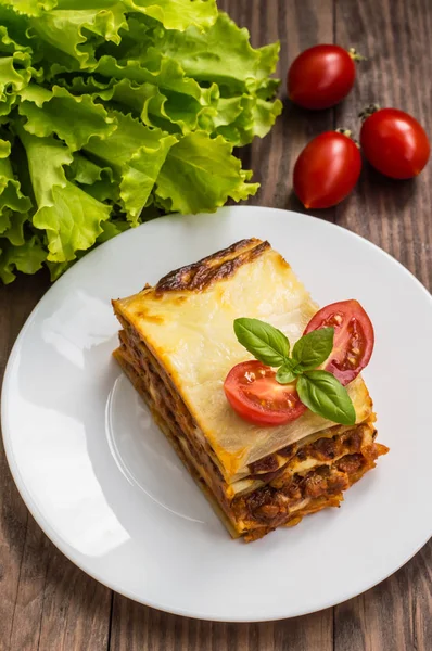 Lasagna, mâncare tradițională italiană pe un fundal din lemn — Fotografie, imagine de stoc