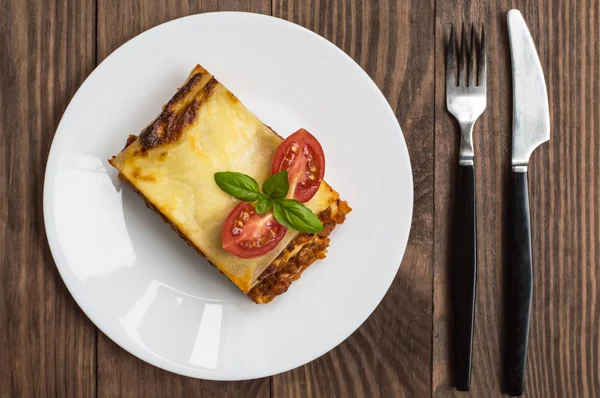 Lasagna, mâncare tradițională italiană pe un fundal din lemn — Fotografie, imagine de stoc