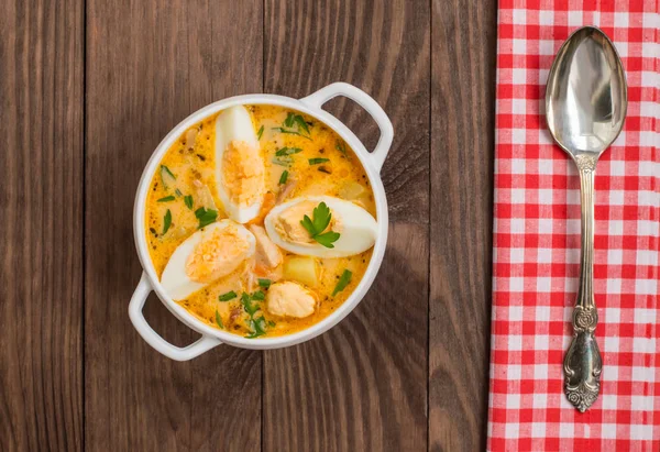 Minestra alla panna con pollo affumicato e uova su un tavolo di legno. Vista dall'alto. Primo piano — Foto Stock