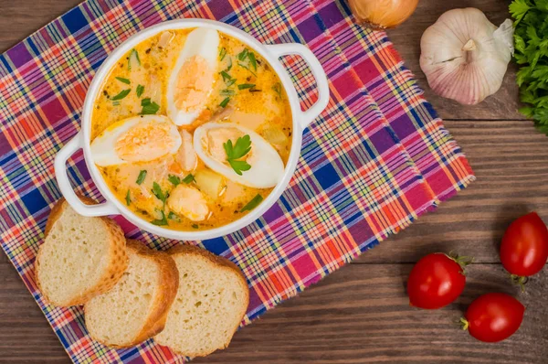 Kräm soppa med rökt kyckling och ägg på ett träbord. Ovanifrån. Närbild — Stockfoto