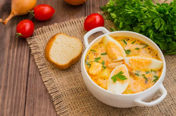 Kräm soppa med rökt kyckling och ägg på ett träbord. Ovanifrån. Närbild — Stockfoto