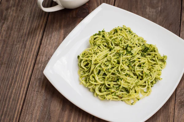 Pesto Brezilya ile makarna. Ahşap masa. Üstten Görünüm