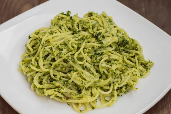 Pasta al pesto brasiliano. Tavolo in legno. Vista dall'alto — Foto Stock