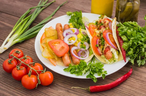 Ingredienti per un picnic composto da verdure e salsicce grigliate su fondo rustico in legno, vista dall'alto. Primo piano — Foto Stock