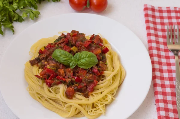 Pastas italianas con tomates, pimiento y lengua de res sobre una mesa blanca —  Fotos de Stock