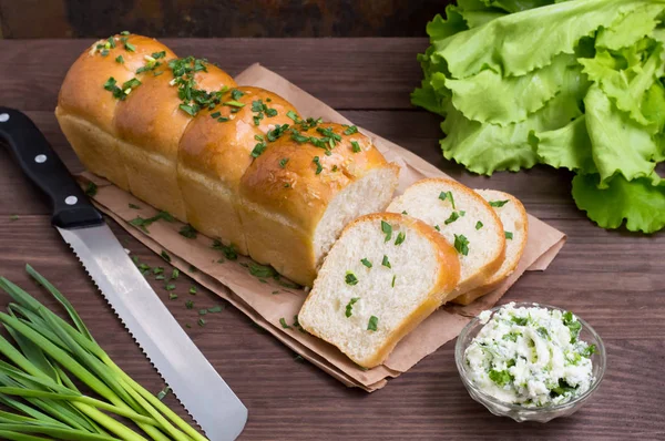 Sarımsaklı ekmek peynir ve ahşap arka plan üzerinde otlar ile. Üstten Görünüm. Yakın çekim — Stok fotoğraf